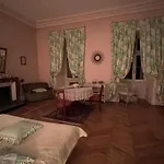Chateau De Bed & Breakfast Busset