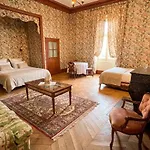 Chateau De Bed & Breakfast Busset