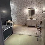 Chateau De Bed & Breakfast Busset