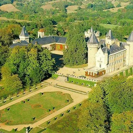 לינה וארוחת בוקר Chateau De Busset