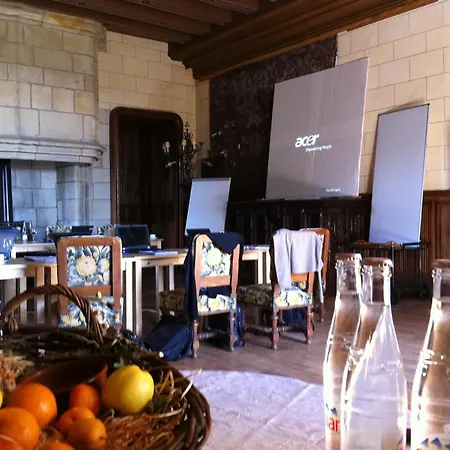Chateau De Bed & Breakfast Busset