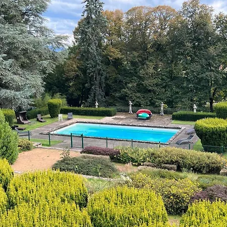 Chateau De Bed and breakfast Busset