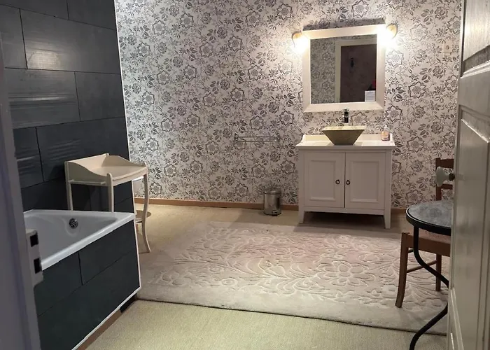 Chateau De Bed & Breakfast Busset