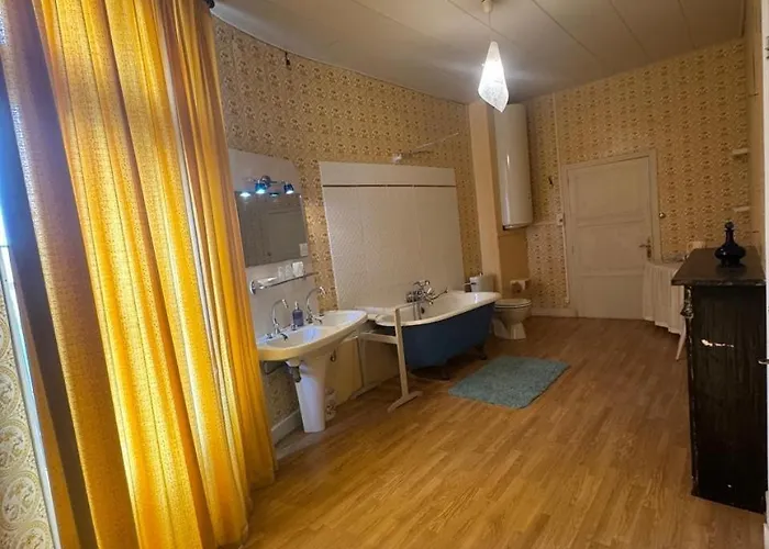 Chateau De Bed & Breakfast Busset